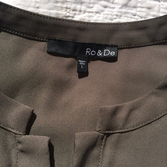 RO & DE | olive button-front top with pockets - Picture 6 of 8